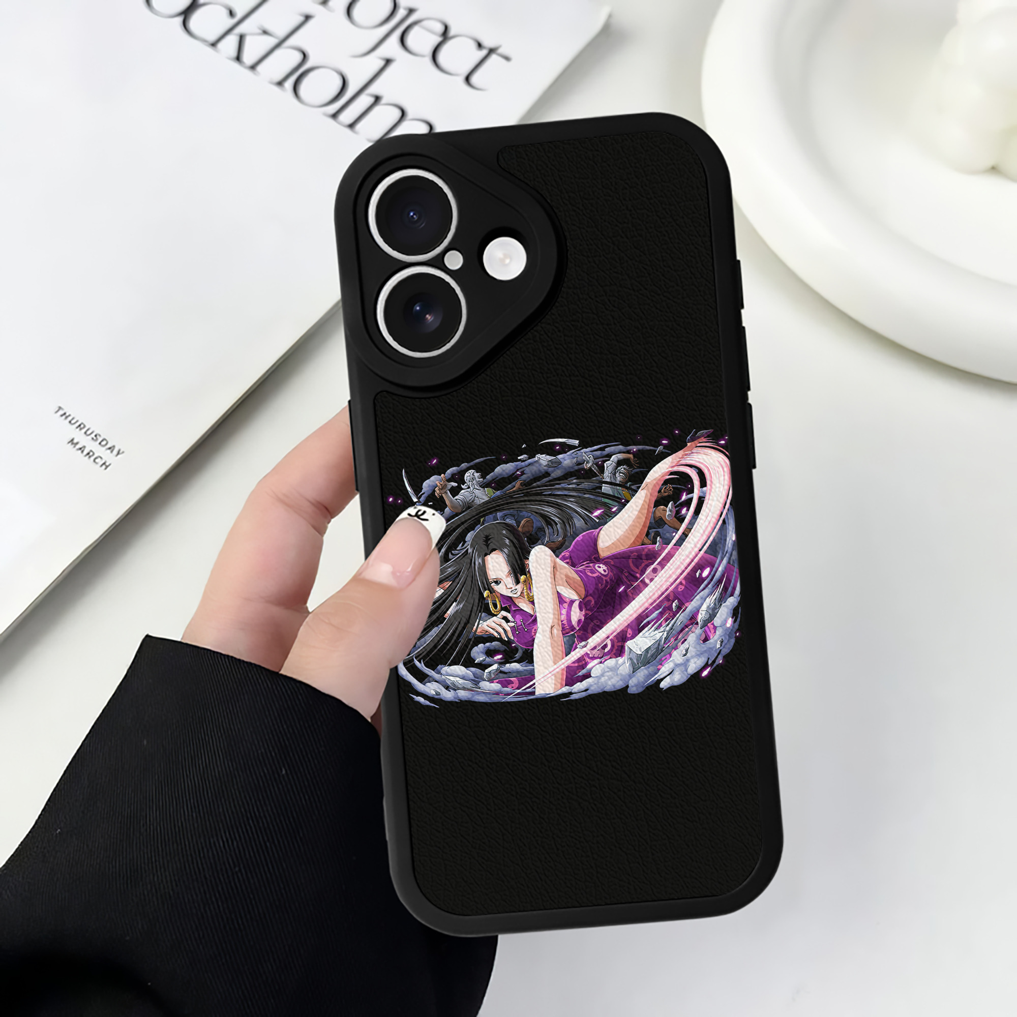 （画像用） ワンピース ボア・ハンコック ONE PIECE Boa·Hancock 【iPhone 16シリーズ対応】シリコンスマホケース（レザー調） 材質：シリコン